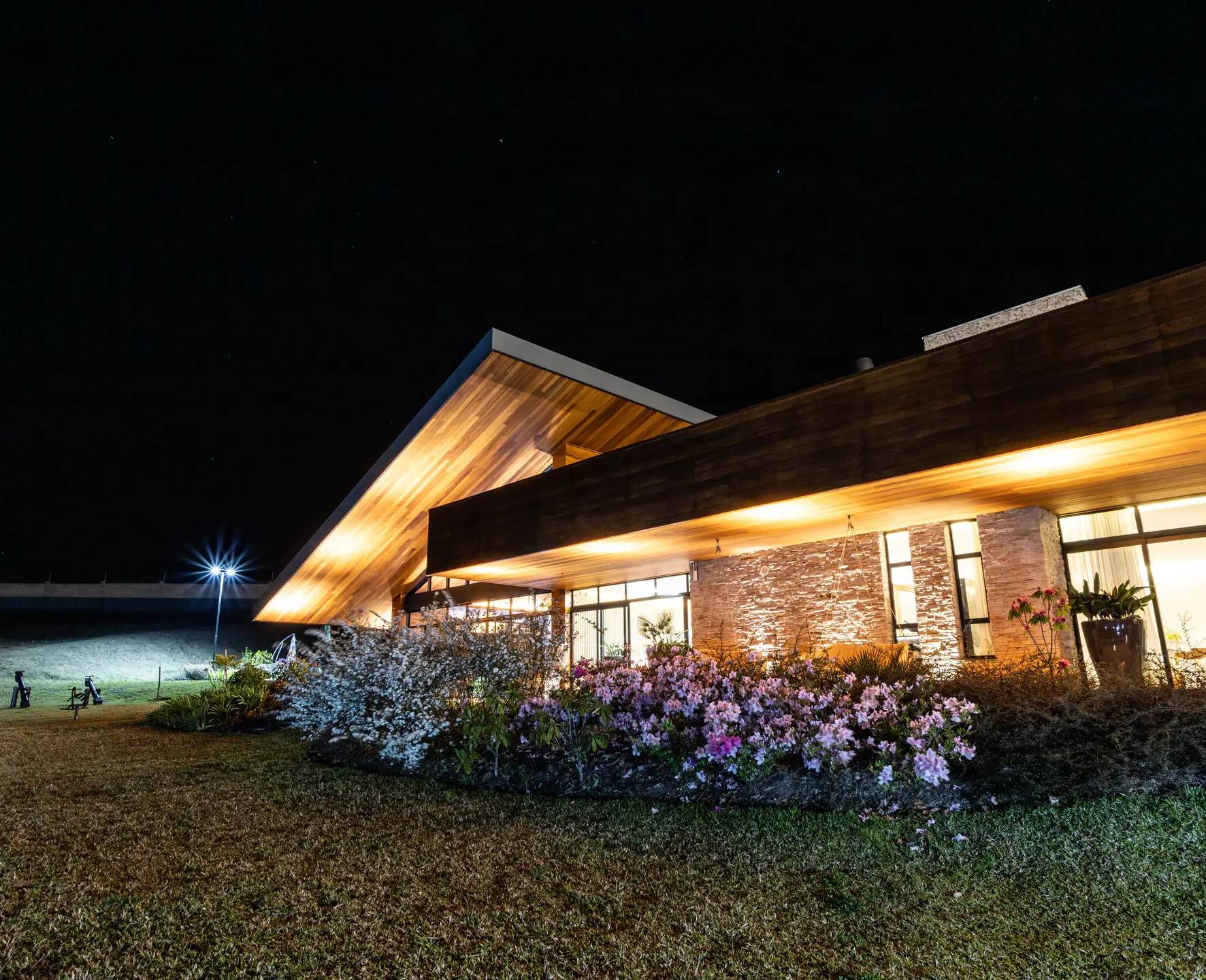 Club House e paisagismo do Aspen durante a noite