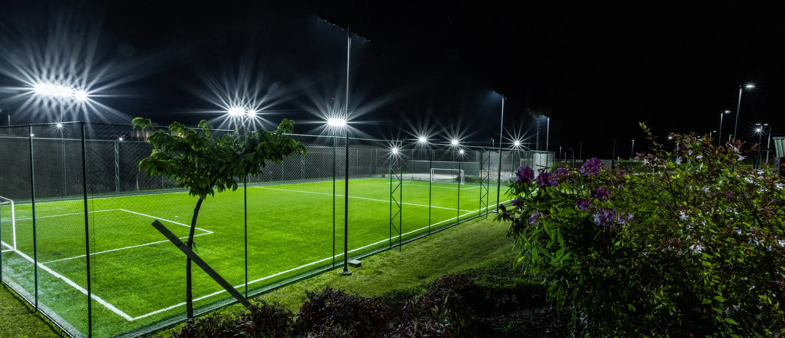 Campo de futebol sintético iluminado do Aspen