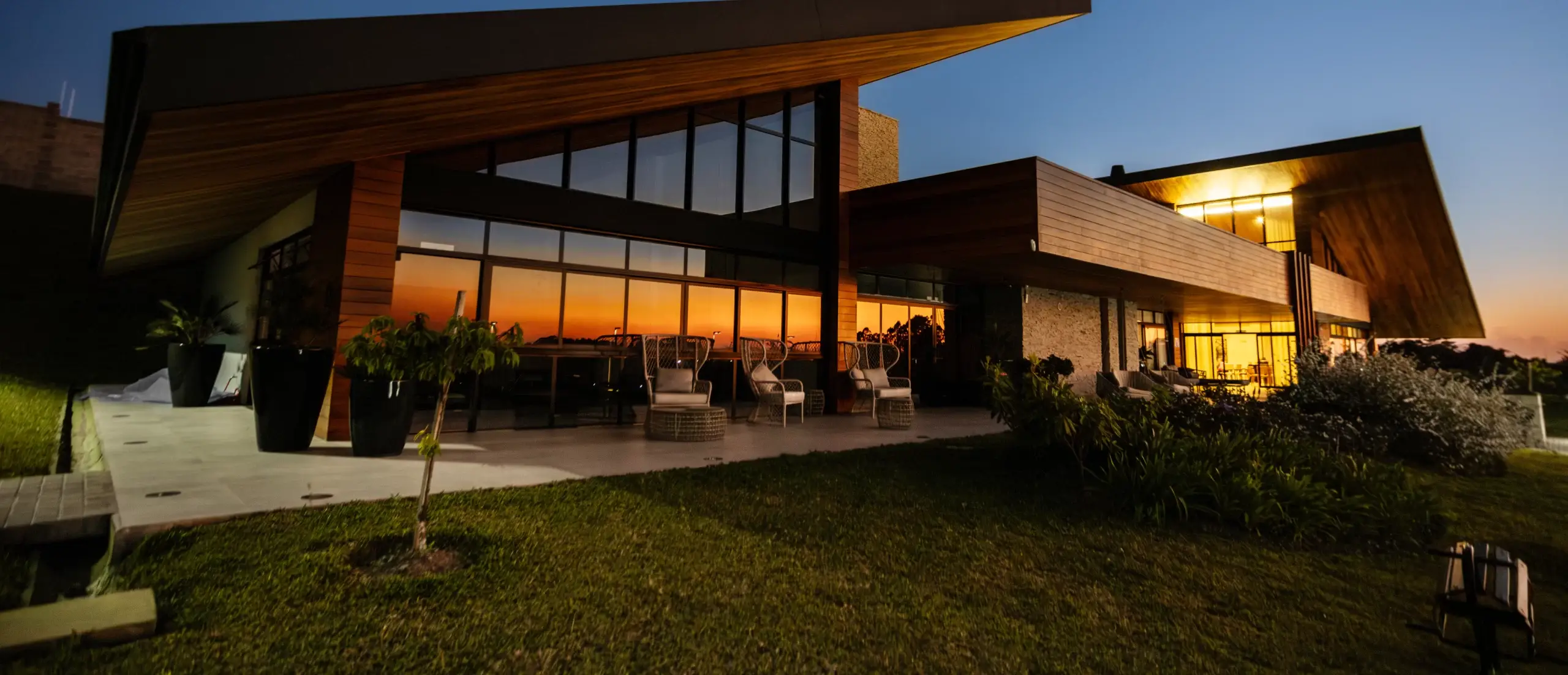 Club House do Aspen iluminado ao entardecer