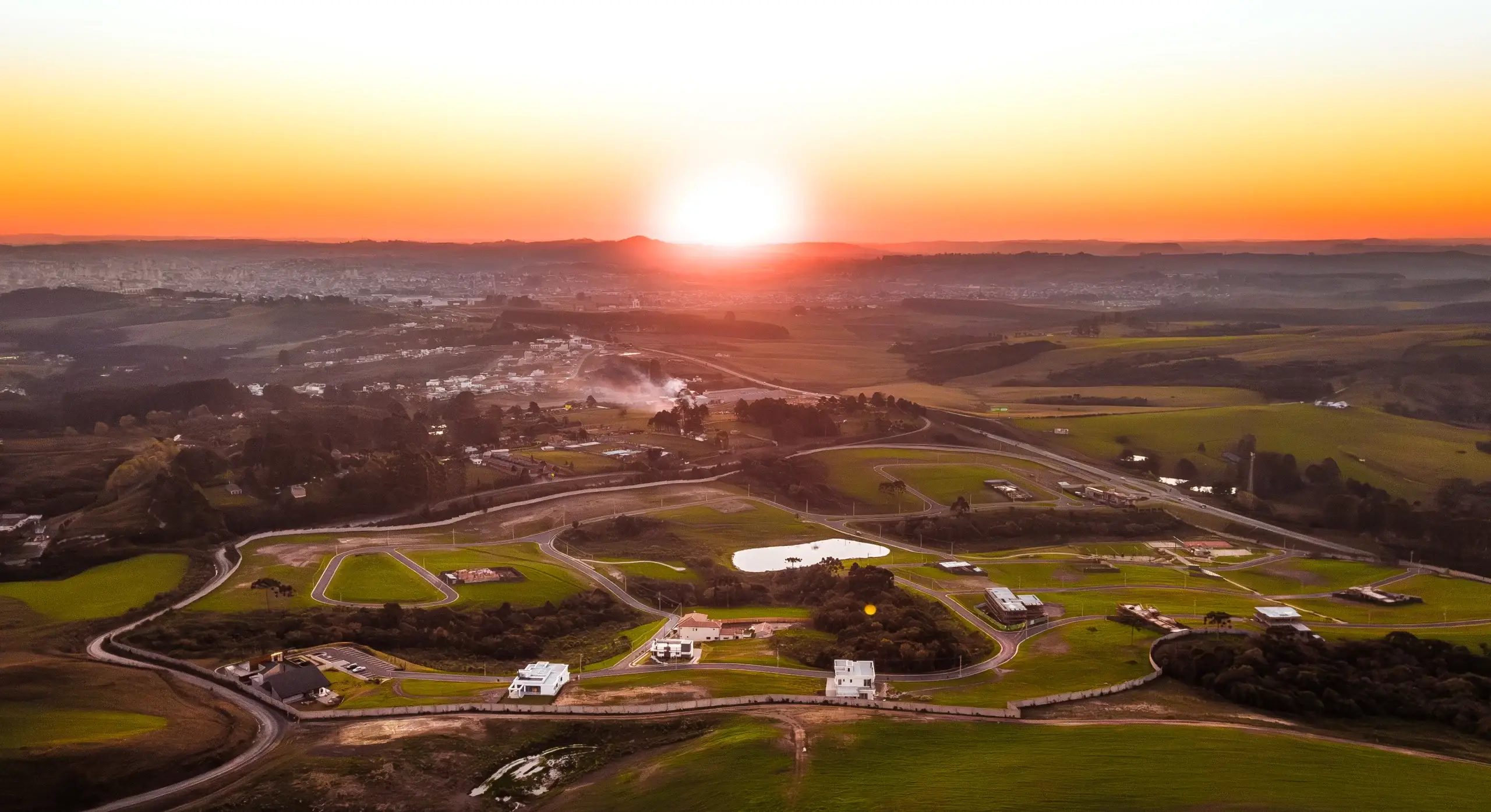 Vista aérea do Aspen Condomínio Clube em Lages ao pôr do sol