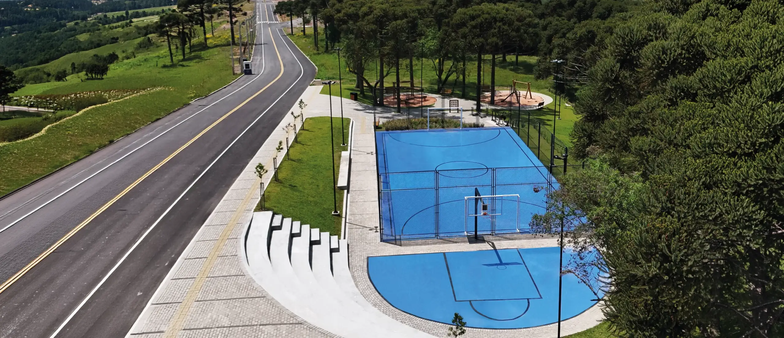 Vista aérea da Praça Esportiva e da quadra poliesportiva do La Sierra
