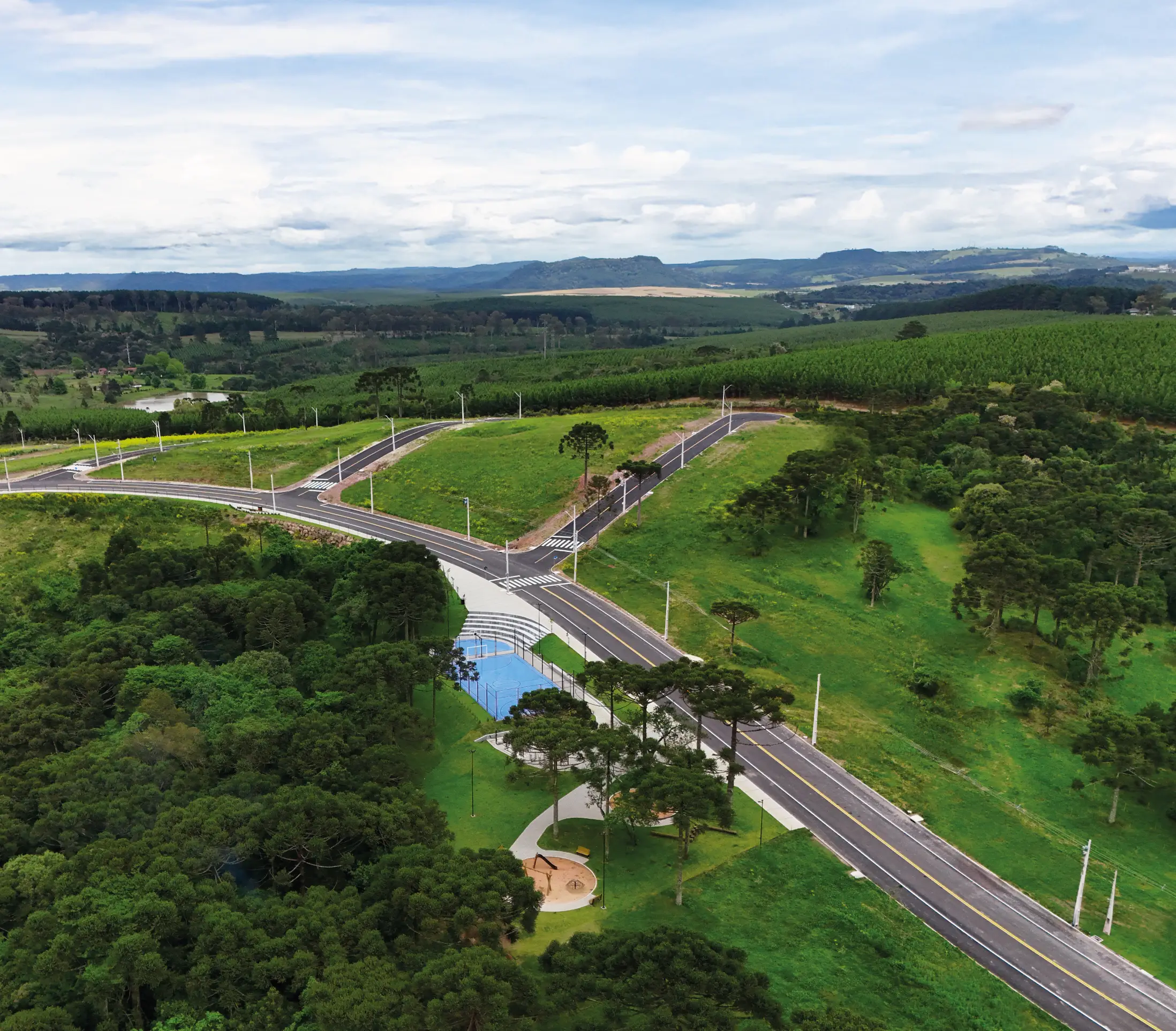 Vista aérea por drone das praças e áreas de lazer do La Sierra