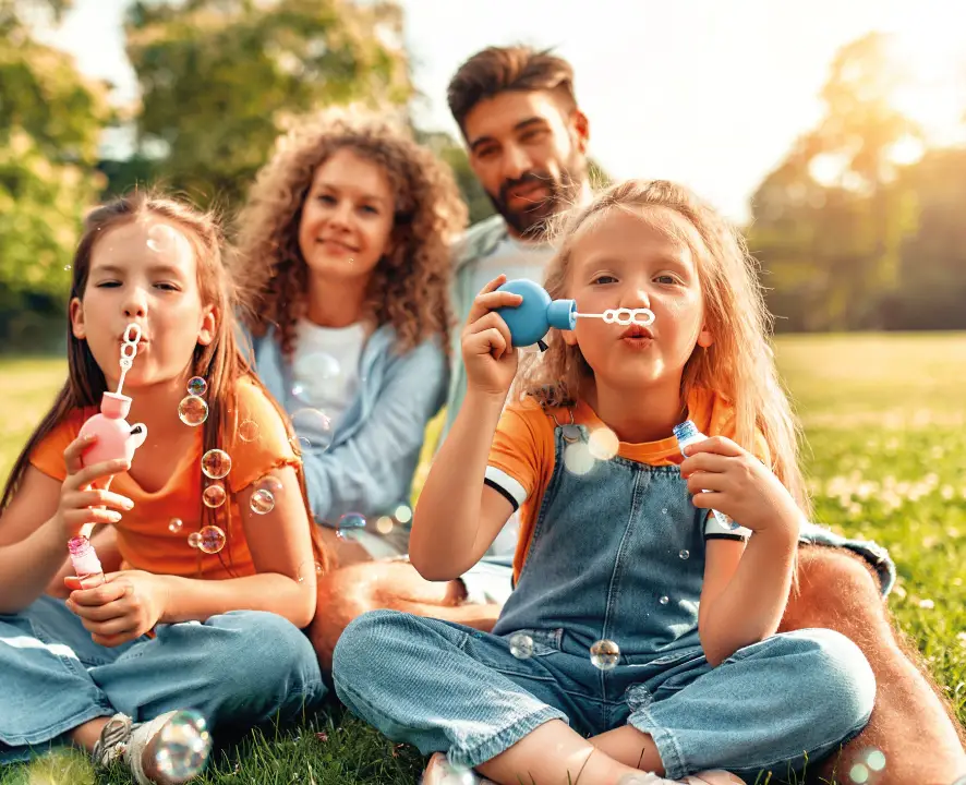 Família aproveitando um momento de lazer ao ar livre