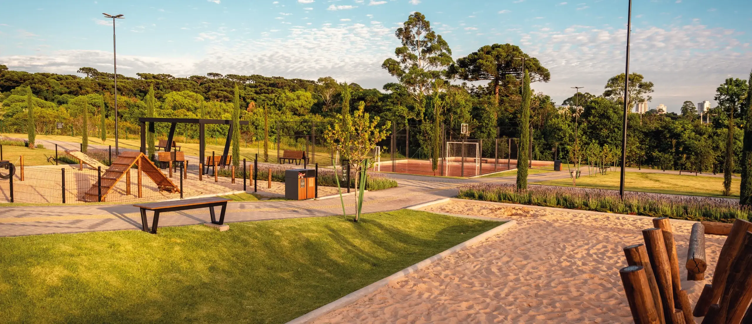 Visão geral da praça e áreas de convivência do Parque Siena