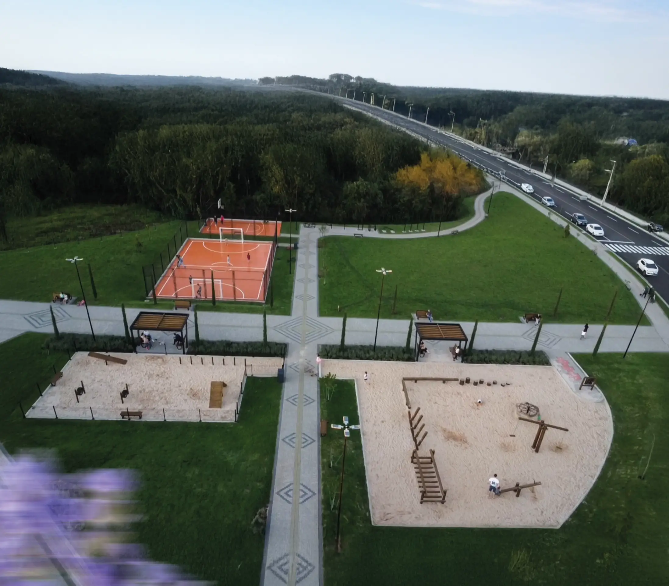Vista aérea por drone da praça e áreas de lazer do Parque Siena