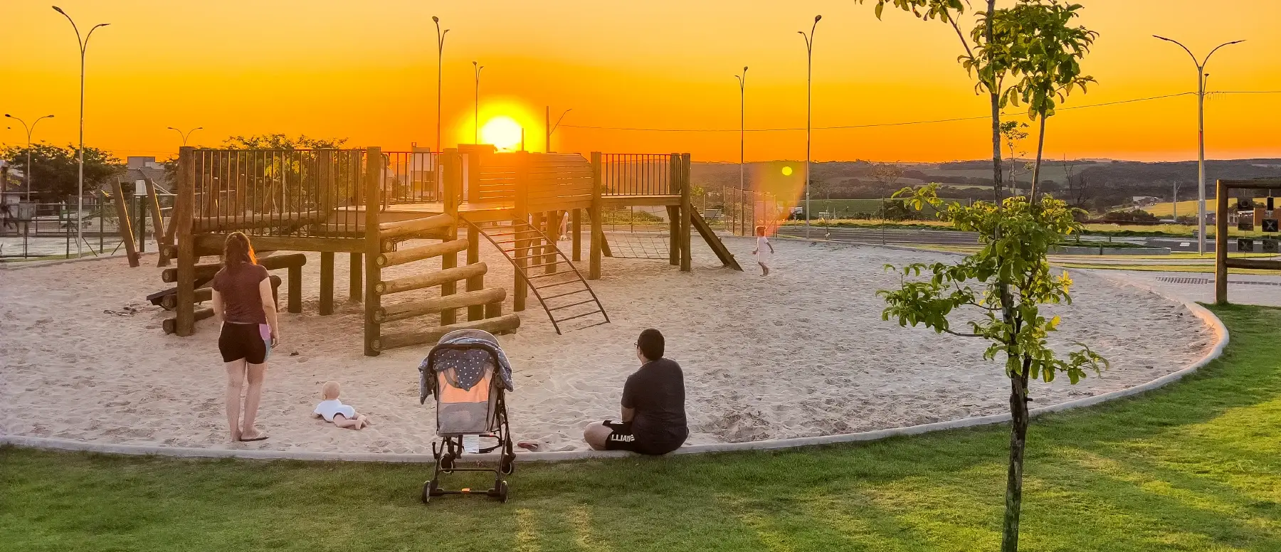 Gramado livre e área de convivência do Vederti IV ao pôr do sol