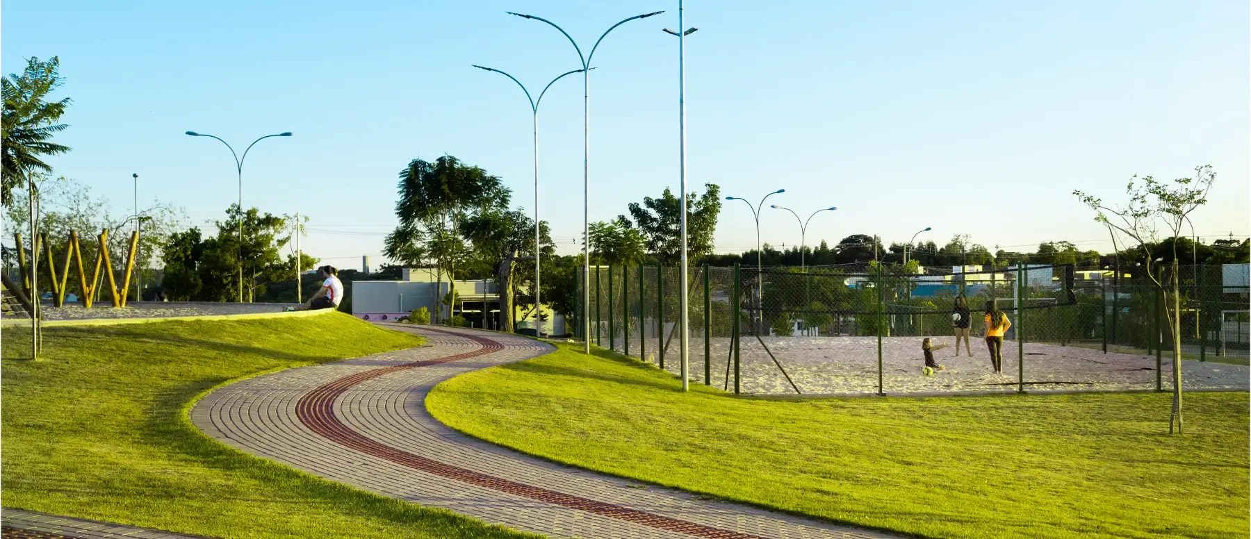 Playground e área de lazer do Vederti IV durante o dia