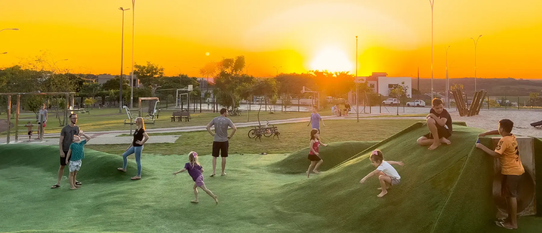Praça e playground do Vederti IV ao pôr do sol