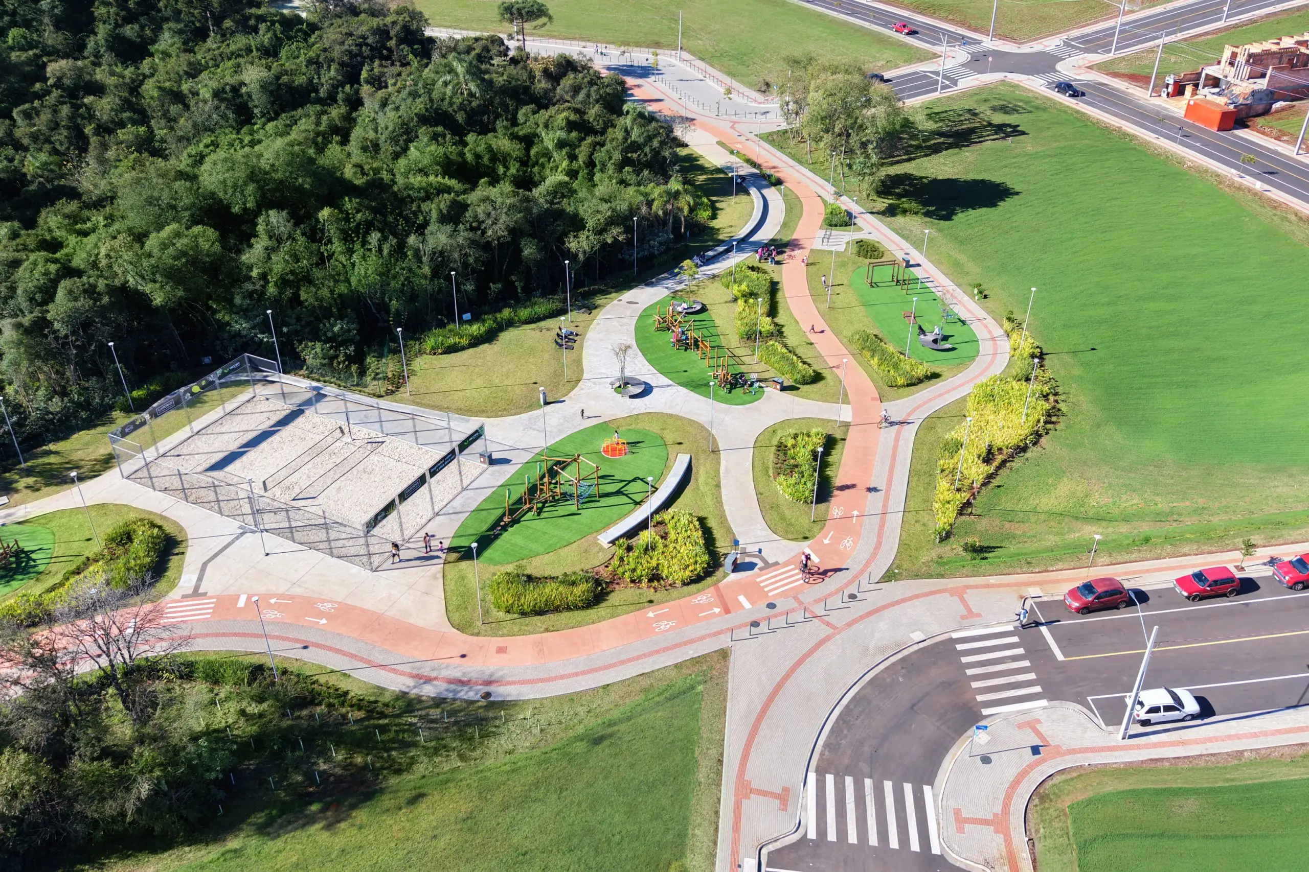 Vista aérea do parque do Gardens em Chapecó, com caminhos, vegetação e espaços de lazer