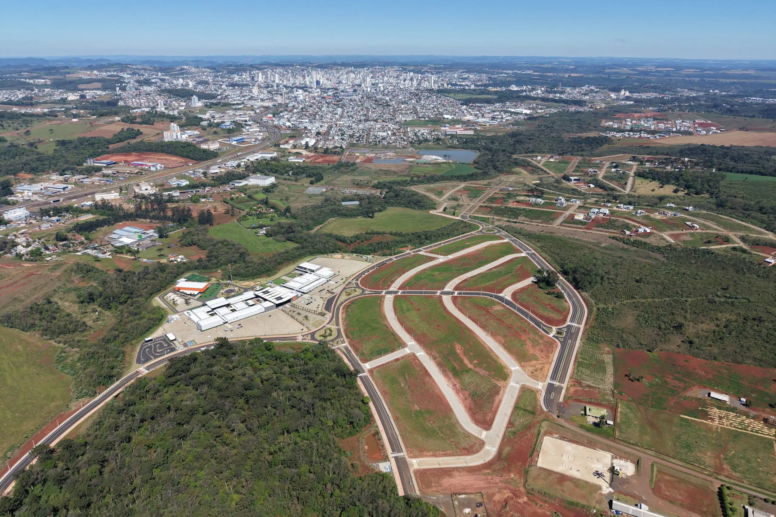 Vista aérea de terrenos, vias e entorno do bairro Millenium em Chapecó
