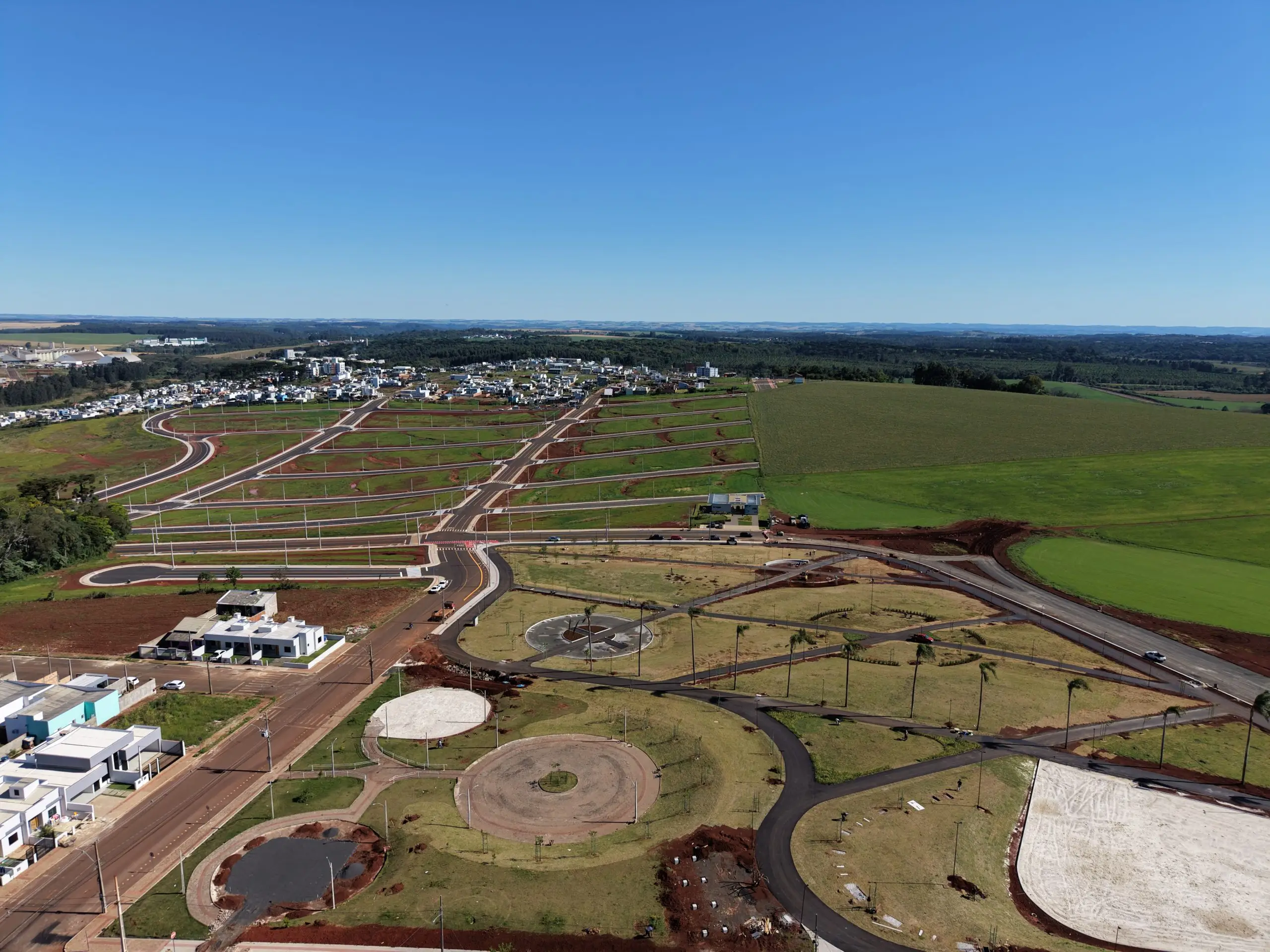 Vista aérea do bairro Vederti IV em Chapecó, com parque em implantação